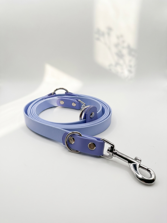 Verstellbare BioThane Hundeleine in Polar Blau und Periwinkle mit silbernen Beschlägen – handgefertigte, wasserfeste und pflegeleichte Hundeleine für kleine und große Hunde.