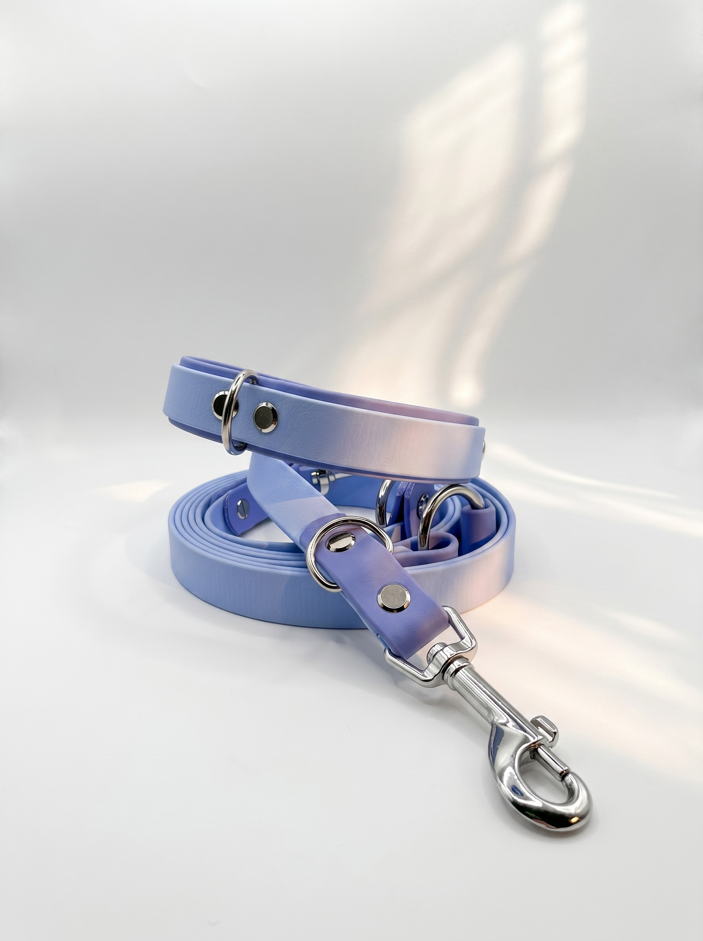 Handgefertigtes BioThane Hundehalsband mit passender Hundeleine in Polar Blau und Periwinkle mit silbernen Beschlägen – robust, wasserfest und individuell anpassbar.