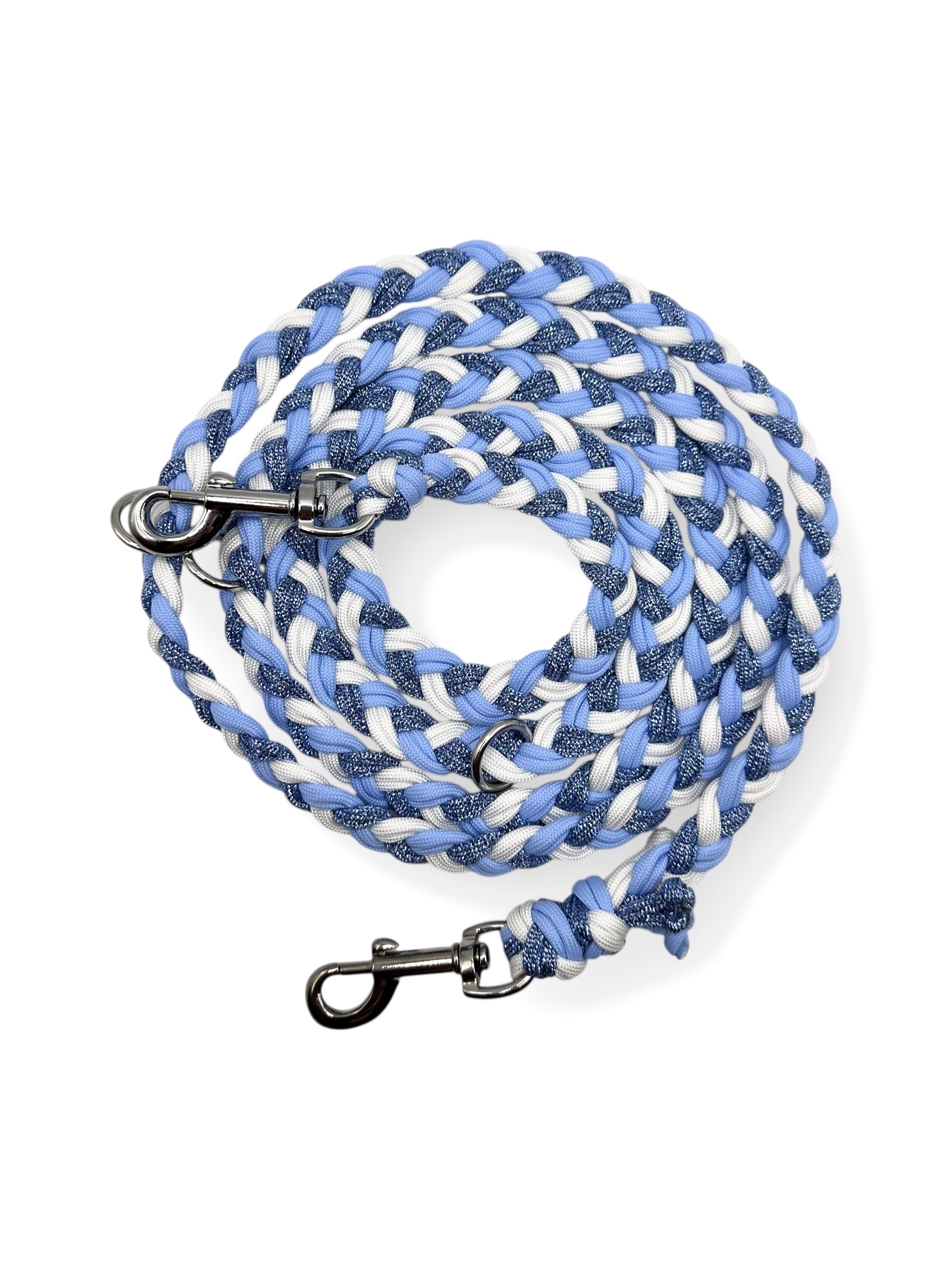 Geflochtene paracordleine für Hunde in winterlichen Eis Blauen Tönen. Geeignet für alle hundegrößen, da sie an das Gewicht des Hundes angepasst wird. 