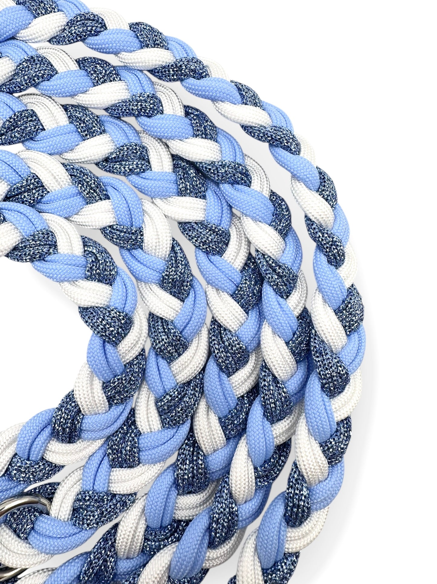 Geflochtene paracordleine für Hunde in winterlichen Eis Blauen Tönen. Geeignet für alle hundegrößen, da sie an das Gewicht des Hundes angepasst wird. 