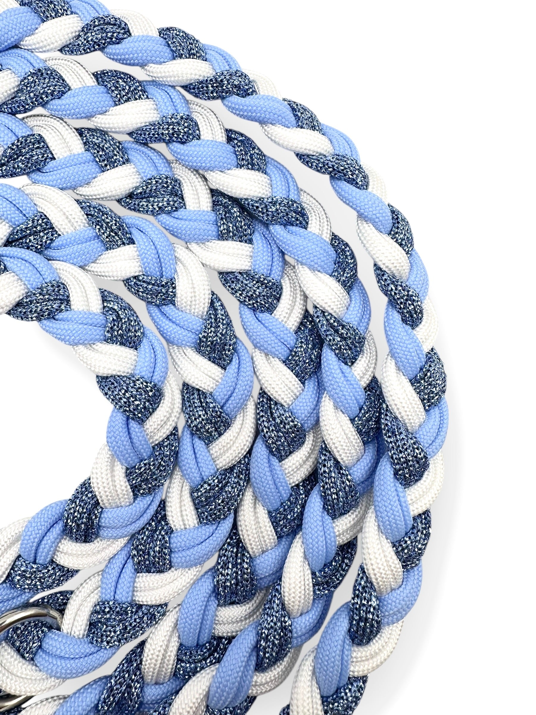 Geflochtene paracordleine für Hunde in winterlichen Eis Blauen Tönen. Geeignet für alle hundegrößen, da sie an das Gewicht des Hundes angepasst wird. 