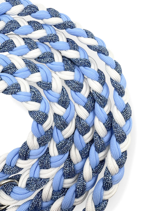 Geflochtene paracordleine für Hunde in winterlichen Eis Blauen Tönen. Geeignet für alle hundegrößen, da sie an das Gewicht des Hundes angepasst wird. 