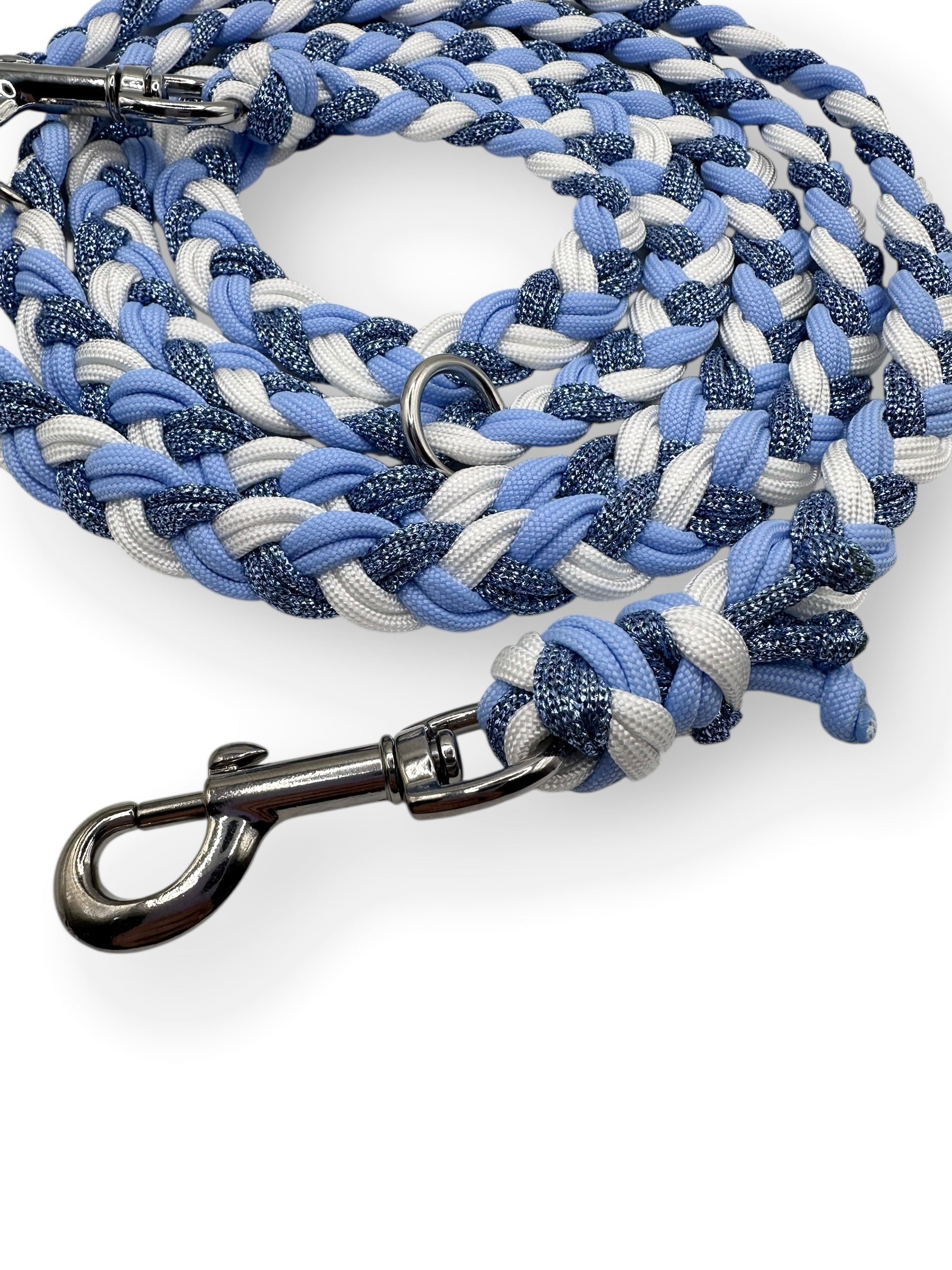 Geflochtene paracordleine für Hunde in winterlichen Eis Blauen Tönen. Geeignet für alle hundegrößen, da sie an das Gewicht des Hundes angepasst wird. 