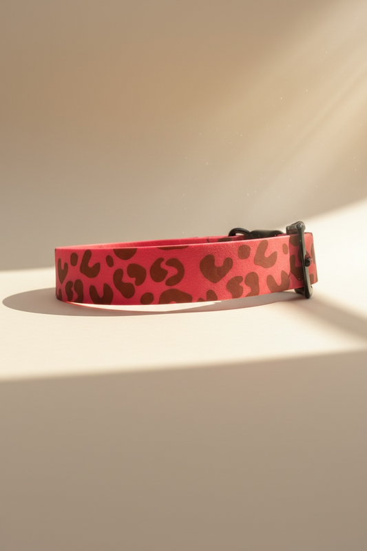 Leo Wild Hundehalsband aus BioThane in Neonrosa, Rückansicht, individuell wählbare Breite, anpassbare Farbe der Beschläge, Wunschknotenatelier Logo, personalisierbar mit Namensgravur, handgemachtes Designer Halsband für Hunde