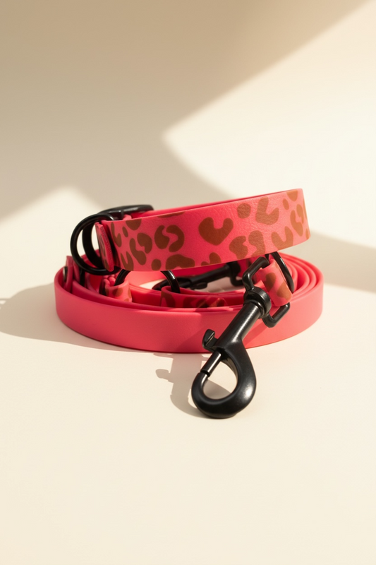 Leo Wild Hundehalsband und Hundeleine Set aus BioThane in Neonrosa, Rückansicht, individuell wählbare Breite, anpassbare Farbe der Beschläge, Wunschknotenatelier Logo, personalisierbar mit Namensgravur, handgemachtes Designer Set für Hunde