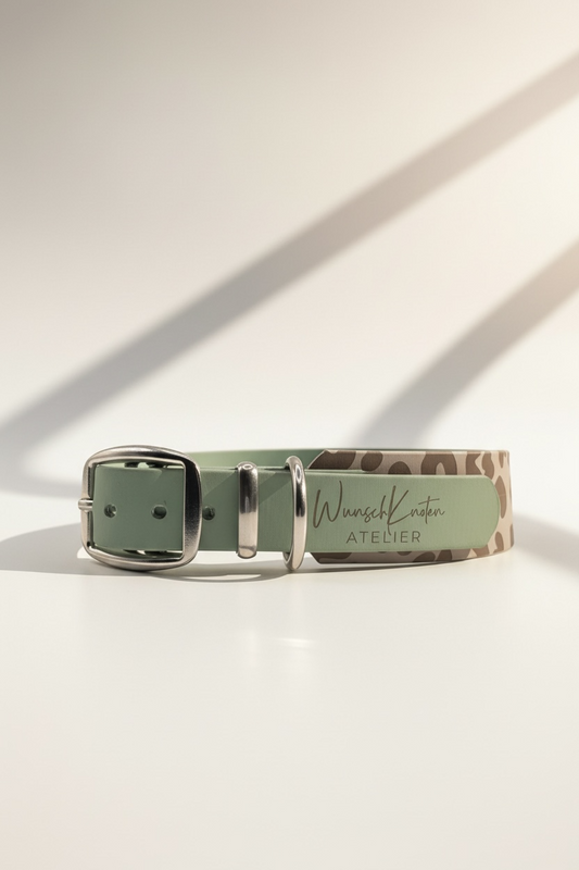 Leohalsband Leo Everyday – Hundehalsband aus BioThane Taupe mit Leo-Print, sagegrüner Verschluss, Name des Hundes graviert auf schmalem Band, handgemacht, verstellbar mit Schnalle oder Zugstopp