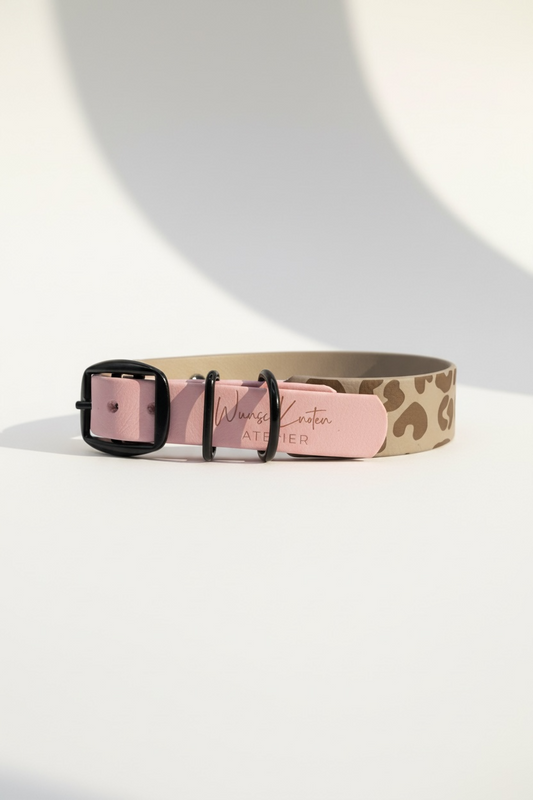 Leopardenhalsband aus BioThane mit Logo, frontale Produktaufnahme in leichter Seitenlage, Leo-Print kombiniert mit einfarbigem Taupe, wasserfestes Hundehalsband in verschiedenen Breiten für kleine, mittlere und große Hunde