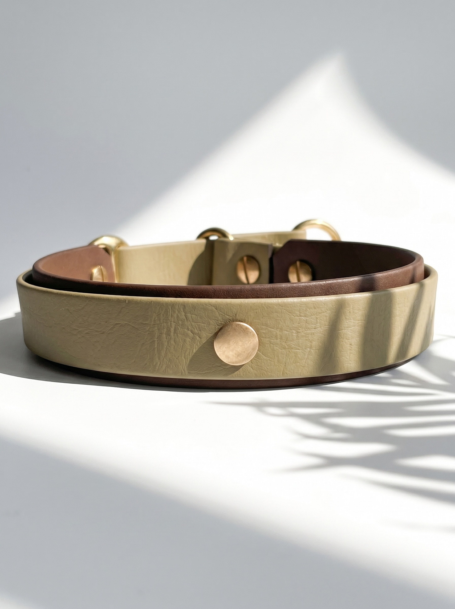 LINEA BioThane Hundehalsband in Beige und Dunkelbraun mit Messingbeschlägen und Zugstopp-Verschluss – handgefertigtes, zweifarbiges Hundehalsband aus BioThane.