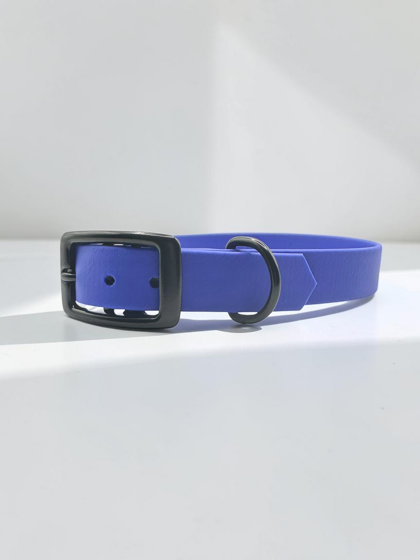 Schräge Seitenansicht des MINIMAL BioThane Hundehalsbandes in Dunkelblau mit schwarzen Beschlägen und Doppelstegschnalle zur Größenverstellung – handgefertigtes, einfarbiges Hundehalsband aus BioThane.