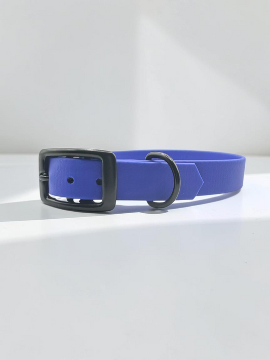 Schräge Seitenansicht des MINIMAL BioThane Hundehalsbandes in Dunkelblau mit schwarzen Beschlägen und Doppelstegschnalle zur Größenverstellung – handgefertigtes, einfarbiges Hundehalsband aus BioThane.
