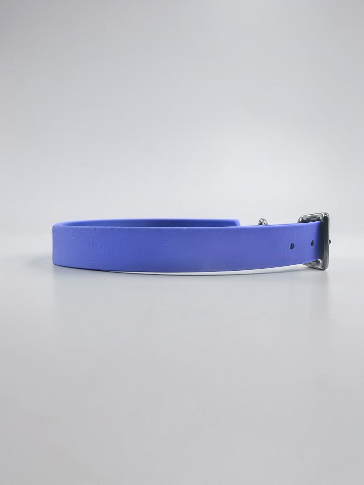 Seitenansicht des MINIMAL BioThane Hundehalsbandes in Dunkelblau mit schwarzen Beschlägen und Doppelstegschnalle zur Größenverstellung – handgefertigtes, einfarbiges Hundehalsband aus BioThane