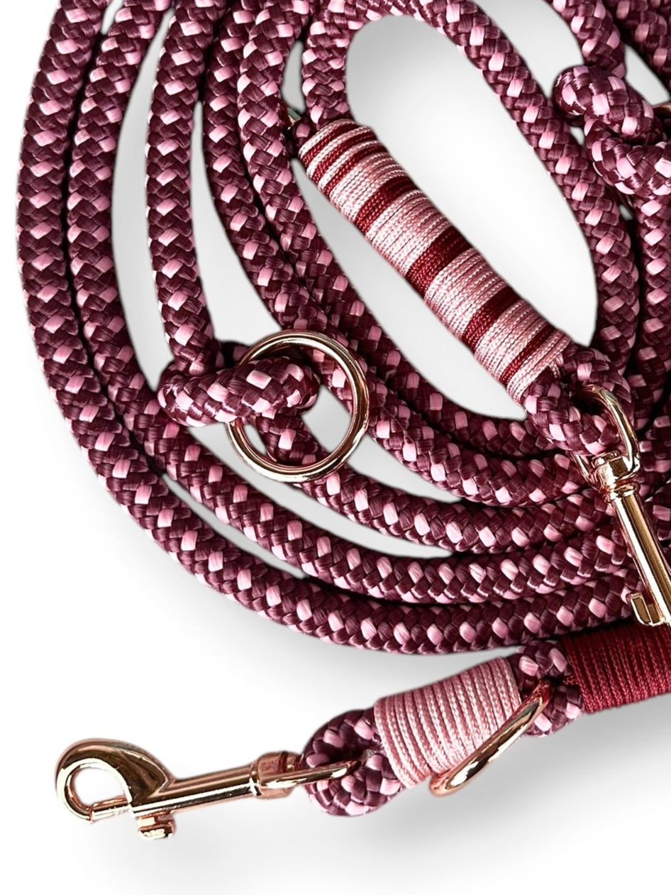 Handgefertigte Tauleine in dotted Aubergine Rosa und Burgundy Rot mit rosefarbenem Karabiner details vom Seil