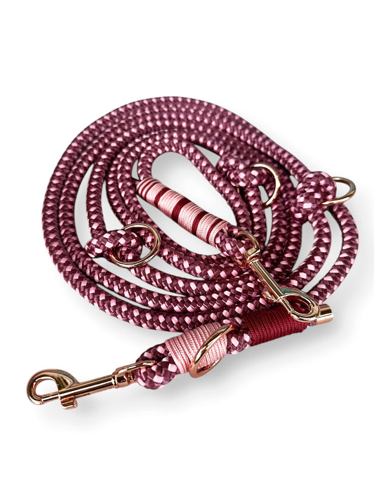 Handgefertigte Tauleine in dotted Aubergine Rosa und Burgundy Rot mit rosefarbenem Karabiner in der Draufsicht