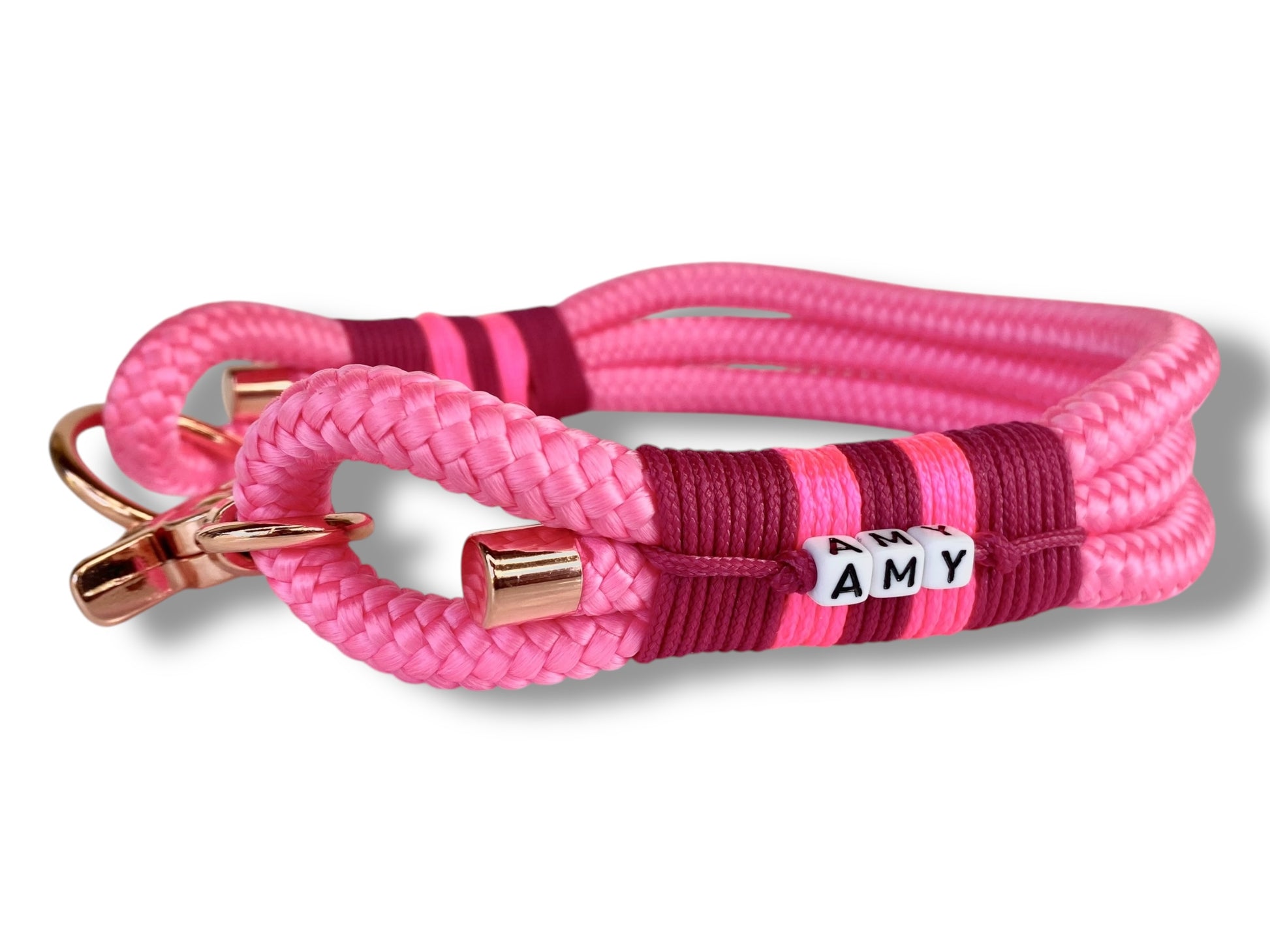 Handgefertigtes Tauset in neon Rosa und Burgundy Rot mit rosefarbenen Karabinern Gesamtansicht Halsband Seite