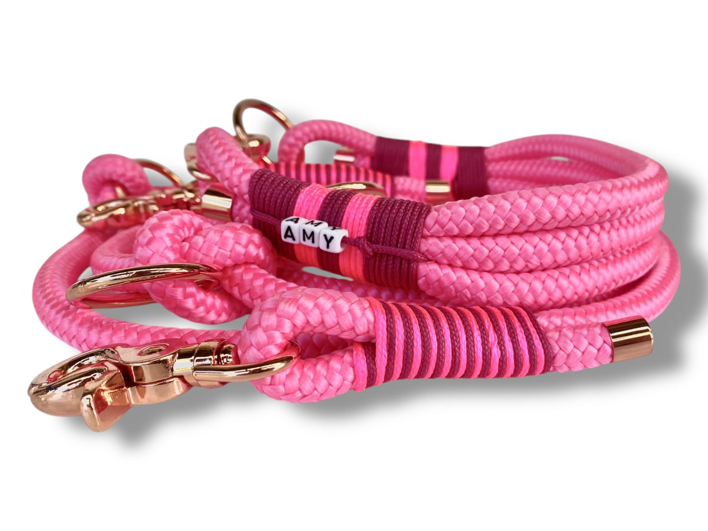 Handgefertigtes Tauset in neon Rosa und Burgundy Rot mit rosefarbenen Karabinern Gesamtansicht Seite