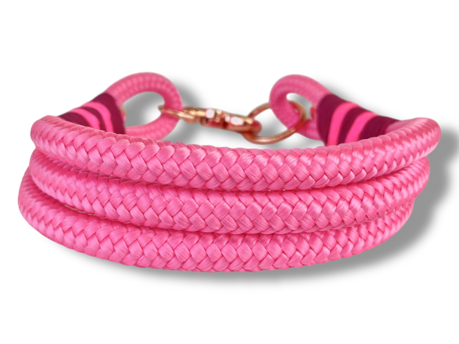 Handgefertigtes Tauset in neon Rosa und Burgundy Rot mit rosefarbenen Karabinern Gesamtansicht Halsband hinten