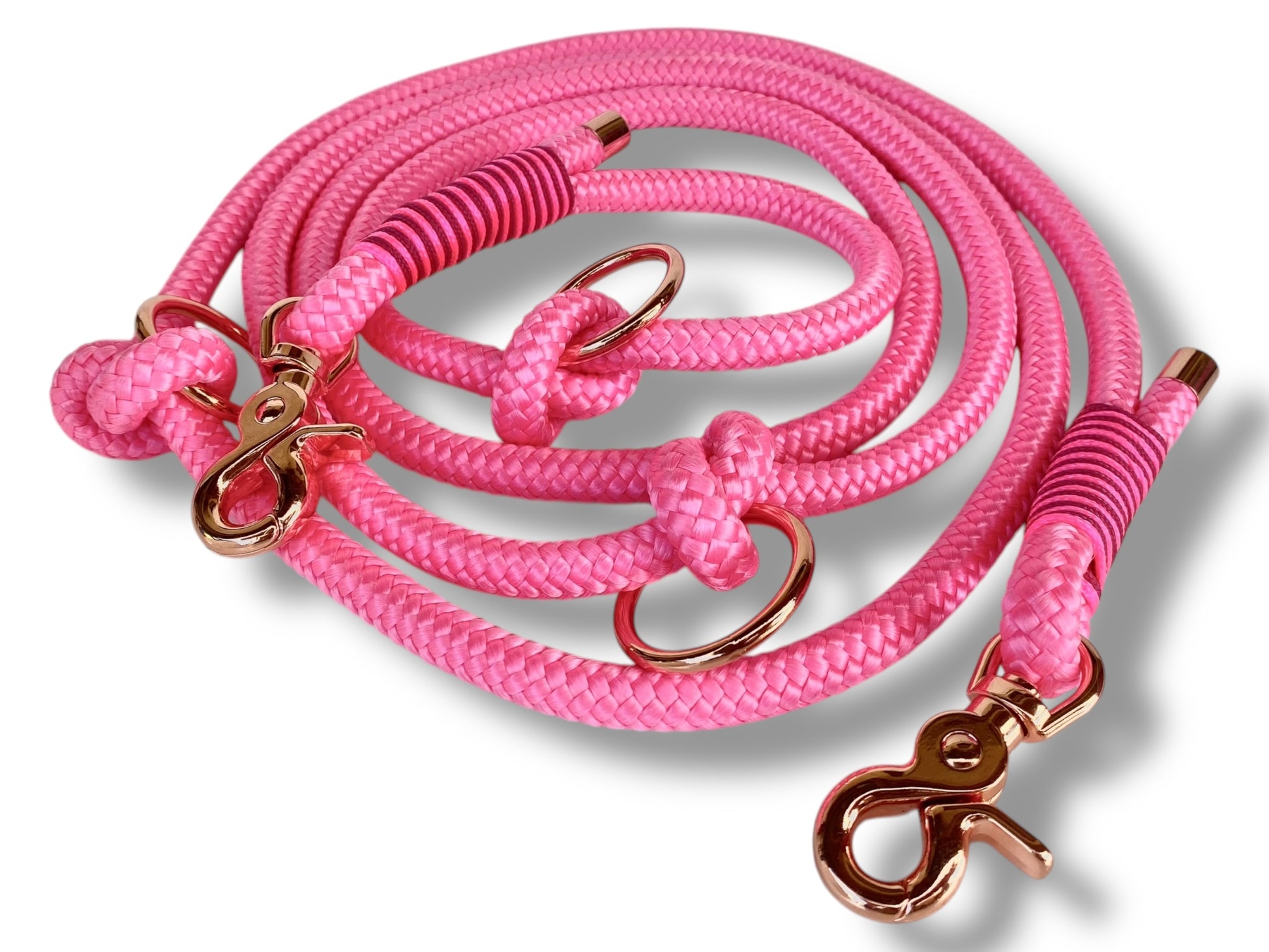 Handgefertigtes Tauset in neon Rosa und Burgundy Rot mit rosefarbenen Karabinern Gesamtansicht Leine