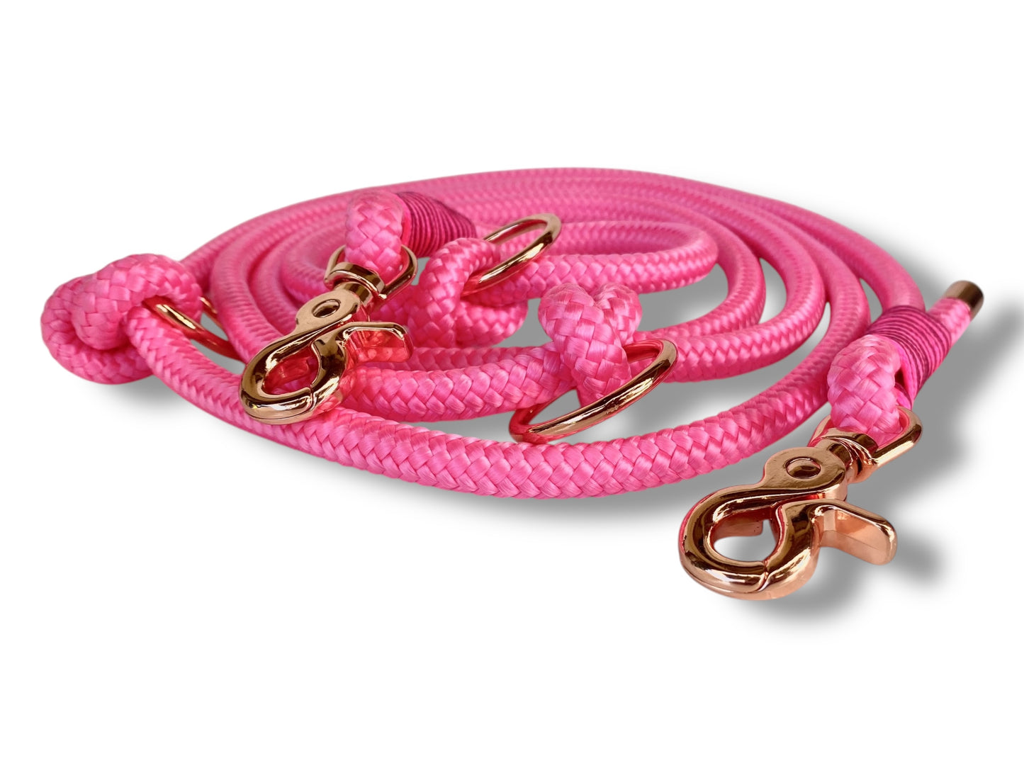 Handgefertigtes Tauset in neon Rosa und Burgundy Rot mit rosefarbenen Karabinern Gesamtansicht Leine Details