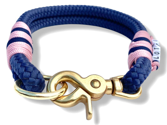 Handgefertigtes Tauhalsband in Dunkelblau und pastel rosa mit goldfarbenem Karabiner in der Vorderansicht