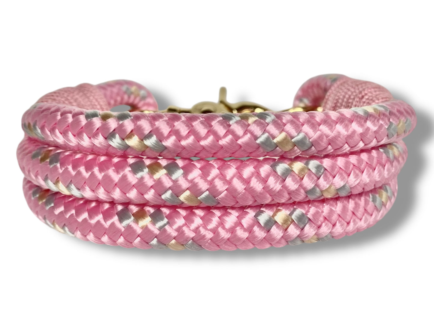 Handgefertigtes Tauhalsband in little princess pastel Rosa mit gold farbenem Karabiner in der Rückansicht