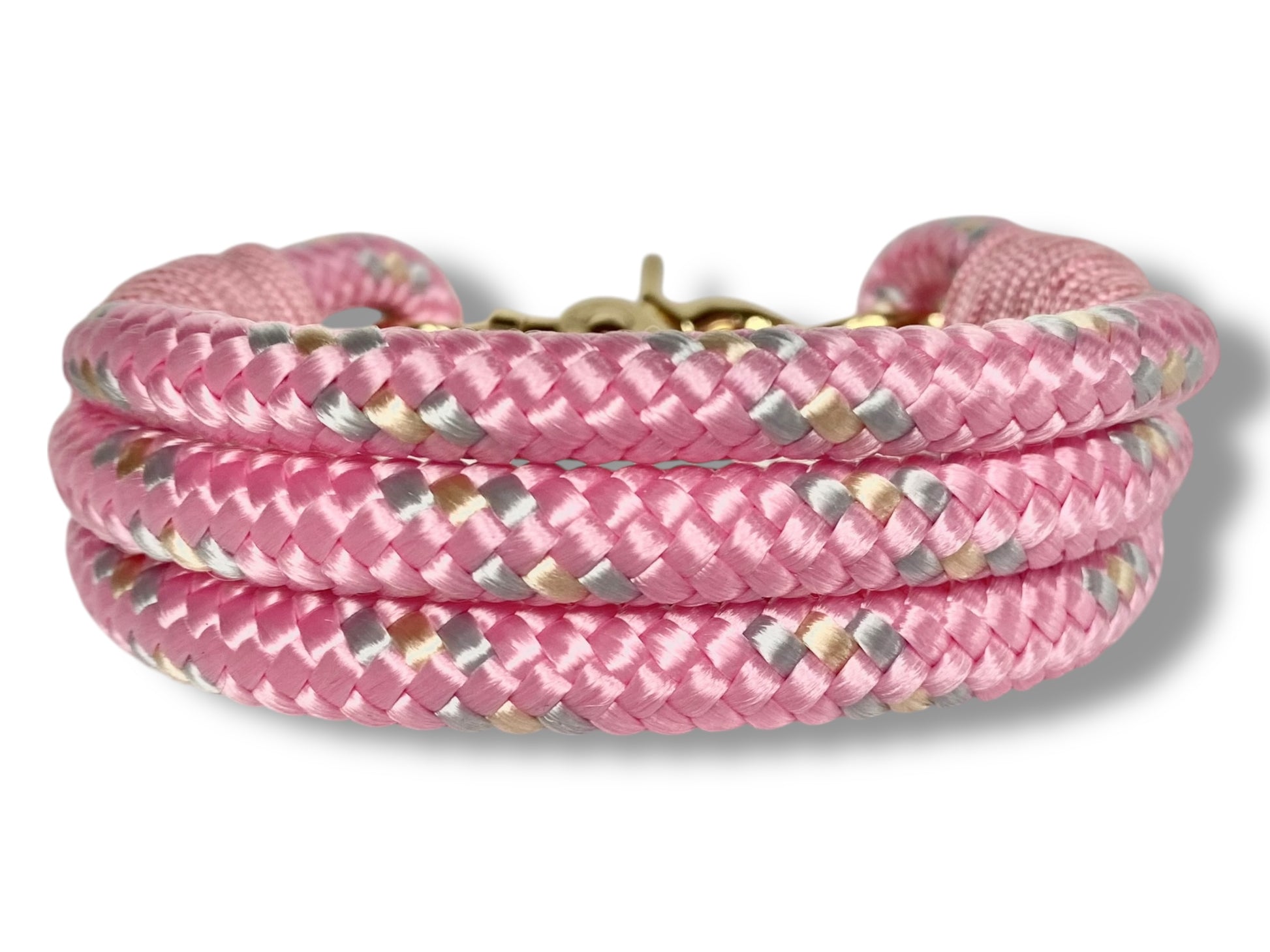 Handgefertigtes Tauhalsband in little princess pastel Rosa mit gold farbenem Karabiner in der Rückansicht