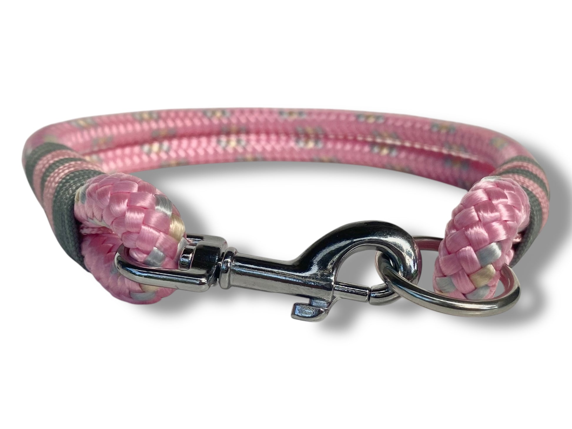 Handgefertigtes Tauhalsband in rosa und grau mit silberfarbenen Karabiner in der Vorderansicht