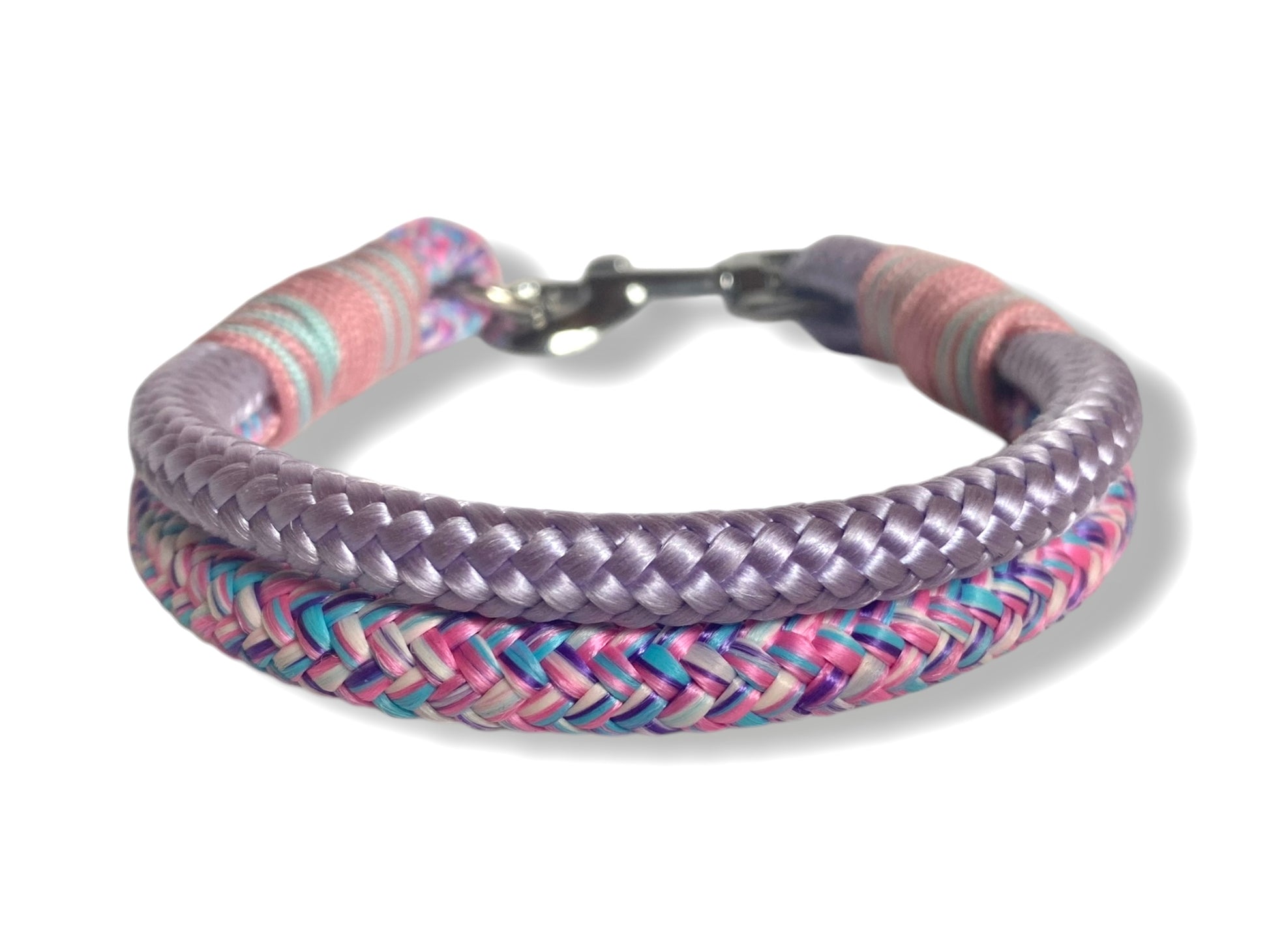 Handgefertigtes Tauhalsband in lila, rosa und blau mit silberfarbenen Karabiner in der Rückansicht