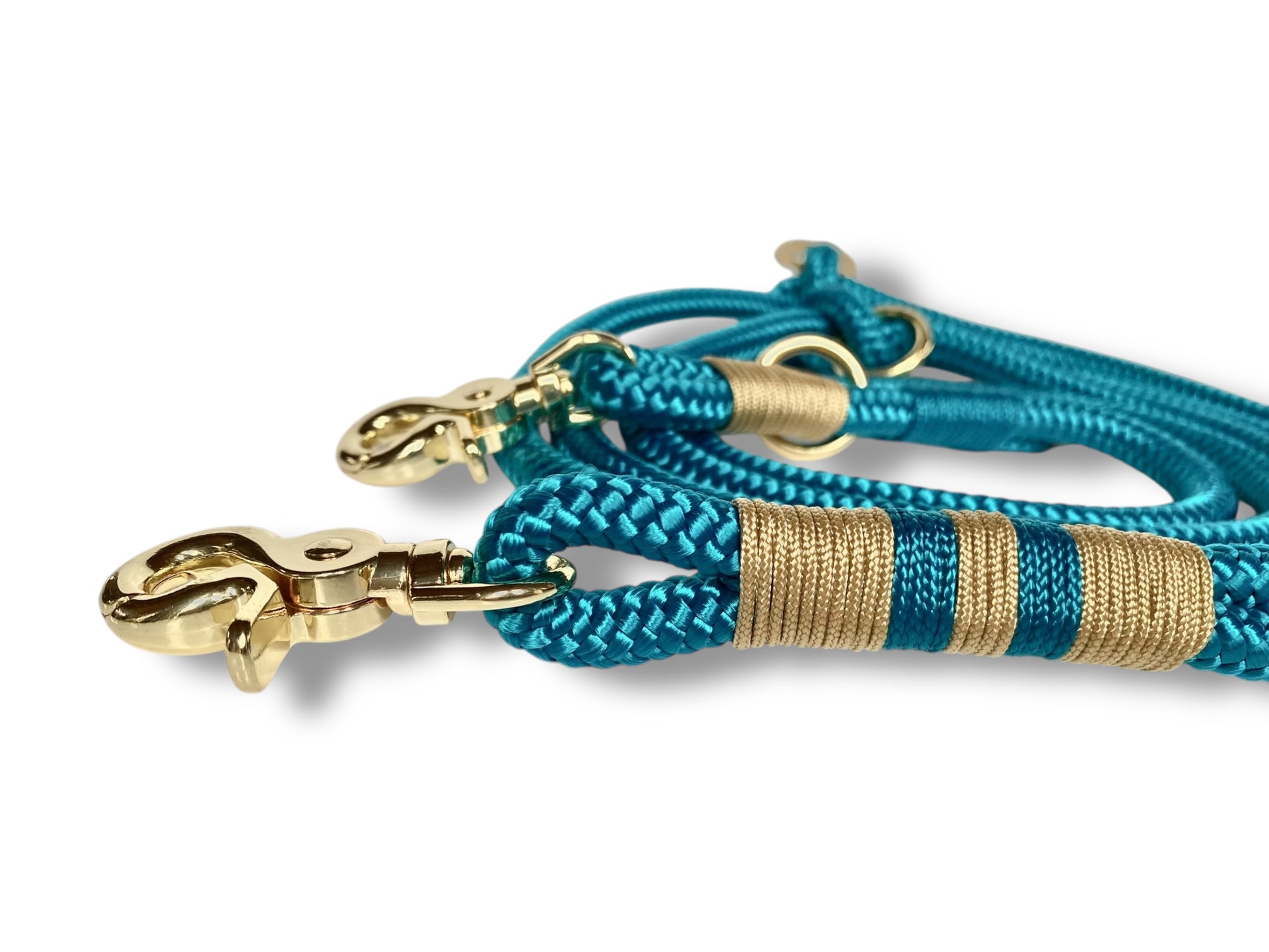 Handgefertigtes Tauhalsband in Aqua Blau und Gold mit goldfarbenem Karabiner in der Detailansicht von der Leine