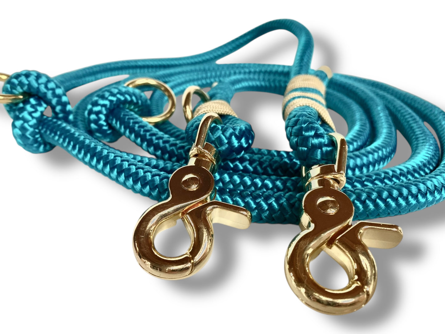 Handgefertigtes Tauhalsband in Aqua Blau und Gold mit goldfarbenem Karabiner in der Detailaufnahme der Karabiner