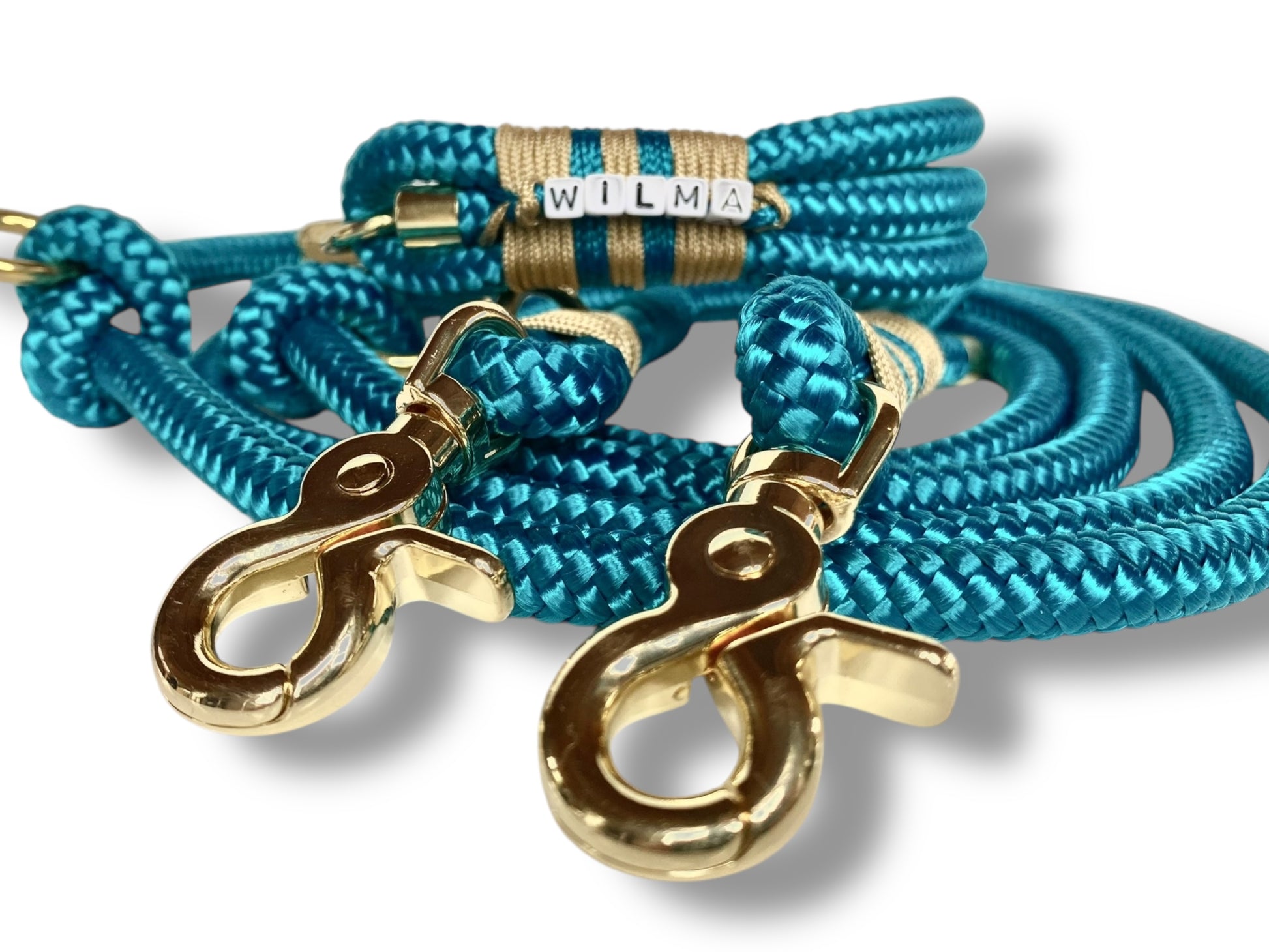 Handgefertigtes Tauhalsband in Aqua Blau und Gold mit goldfarbenem Karabiner in der Seitenansicht vom Set