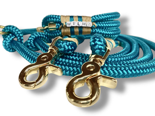 Handgefertigtes Tauhalsband in Aqua Blau und Gold mit goldfarbenem Karabiner in der Seitenansicht vom Set