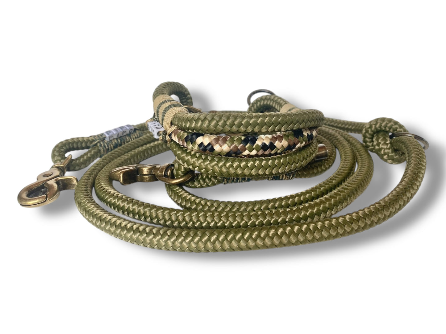 Handgefertigtes Tauset in grün und Camouflage mit antikgoldfarbenen Karabinern Gesamtansicht Hinten