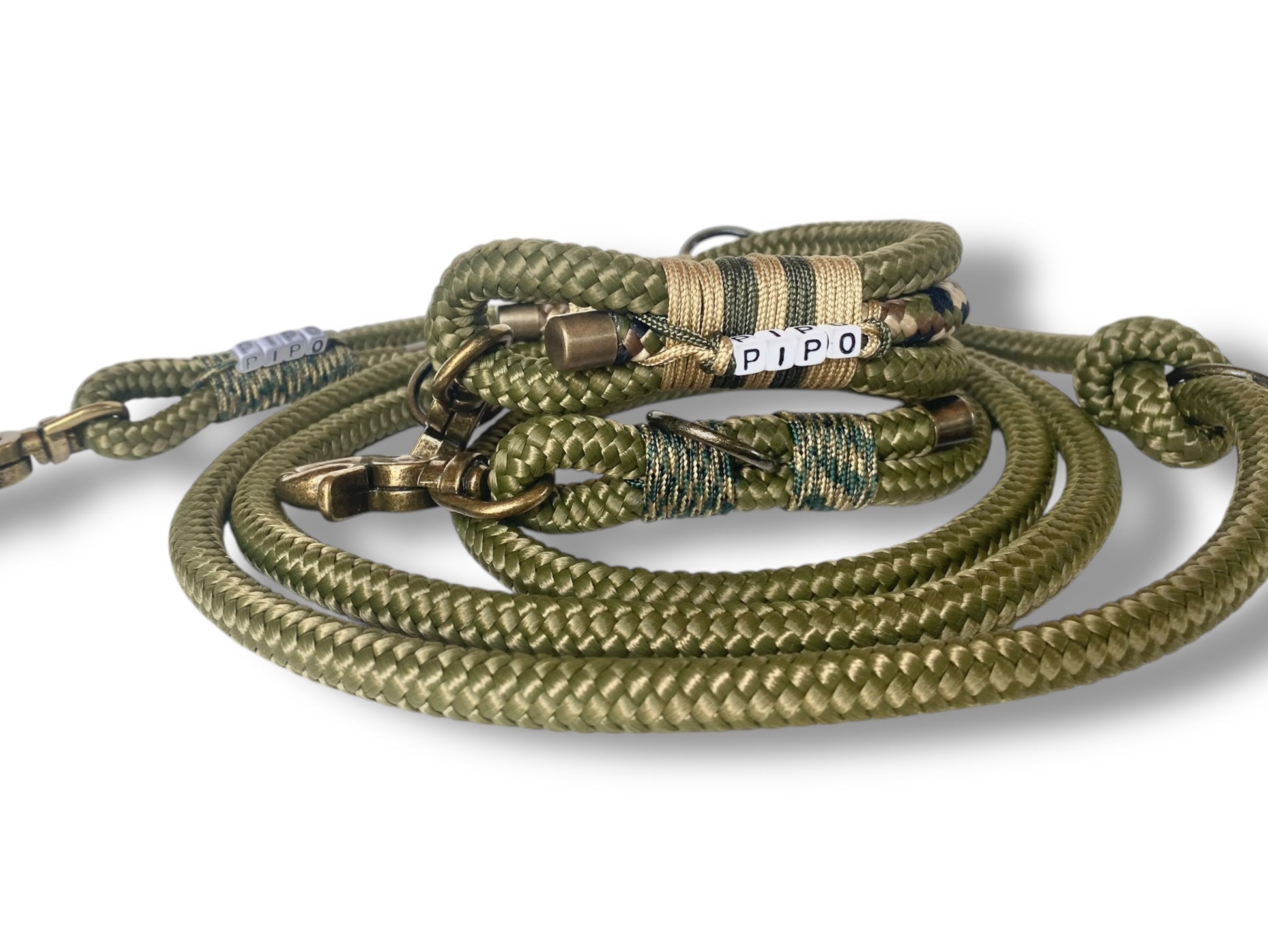 Handgefertigtes Tauset in grün und Camouflage mit antikgoldfarbenen Karabinern Gesamtansicht seite