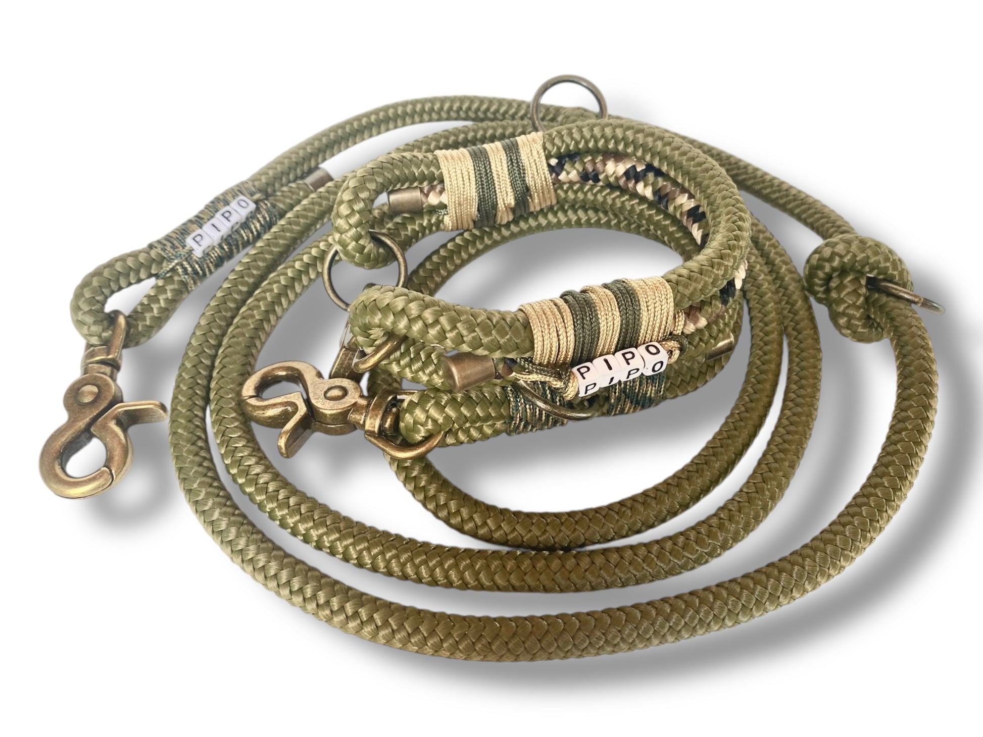 Handgefertigtes Tauset in grün und Camouflage mit antikgoldfarbenen Karabinern Gesamtansicht vorne