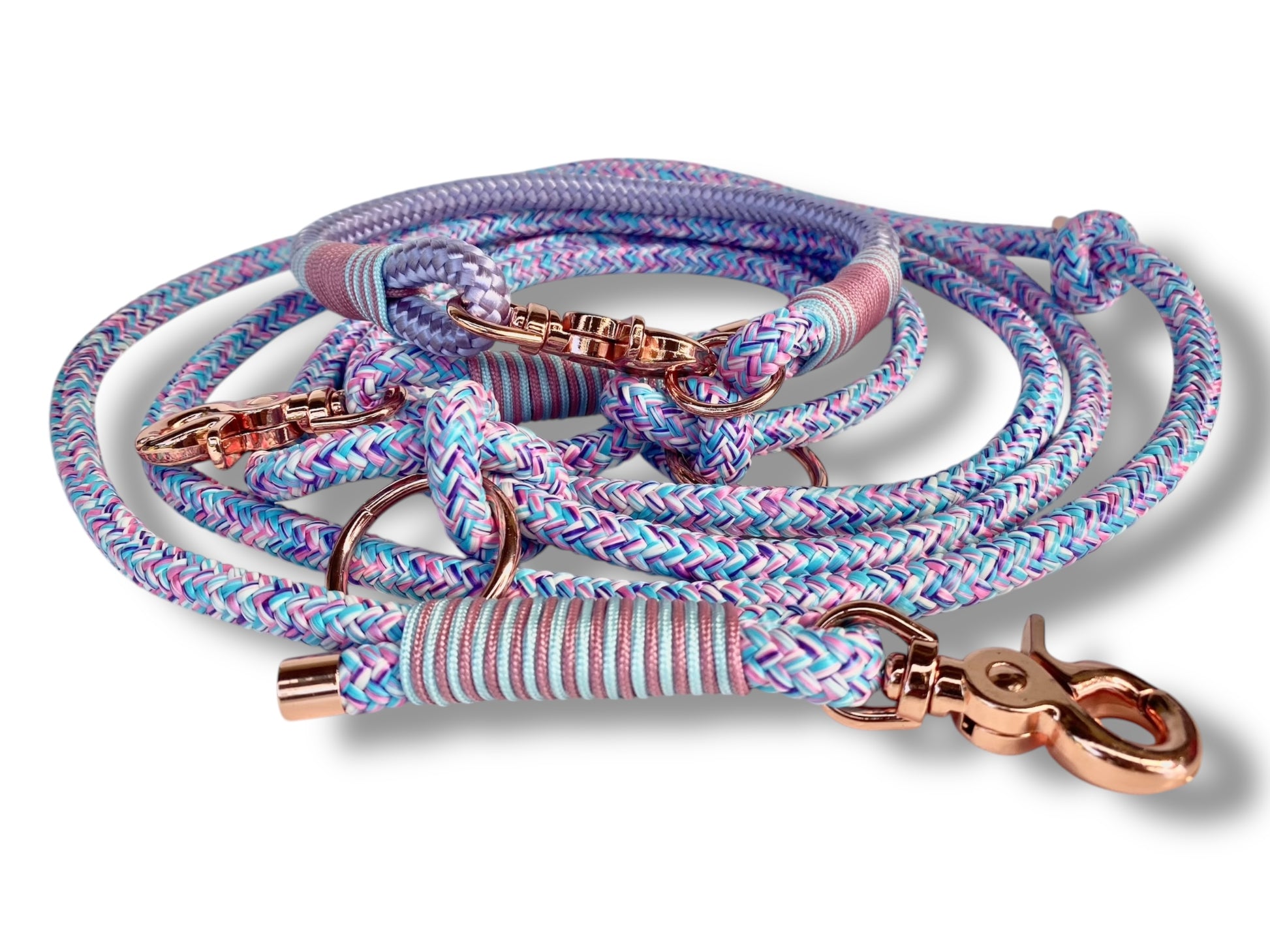 Handgefertigtes Tauset in Lila, Blau und Rosa mit rosefarbenem Karabiner Gesamtansicht vorne