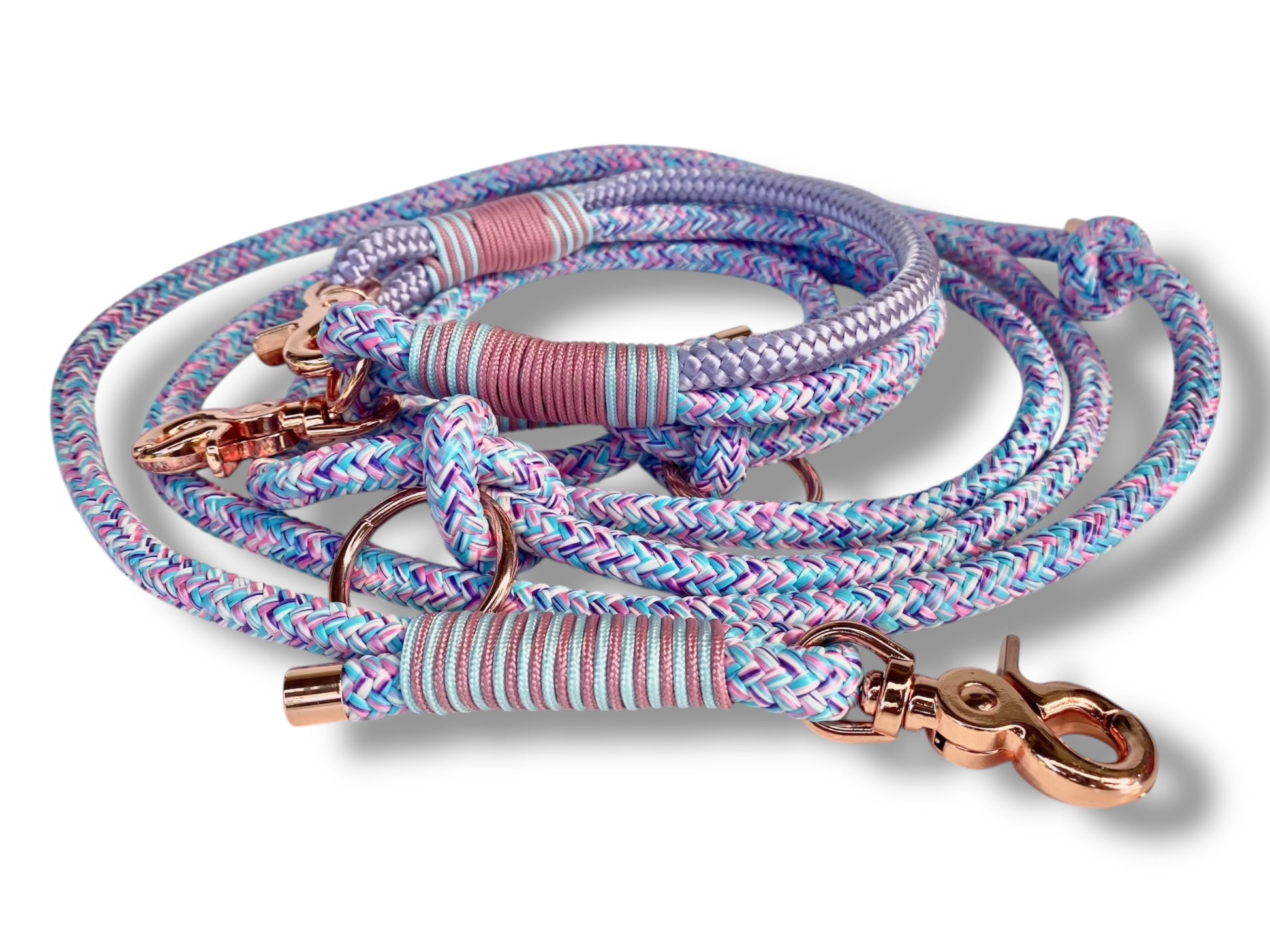 Handgefertigtes Tauset in Lila, Blau und Rosa mit rosefarbenem Karabiner Gesamtansicht Seite