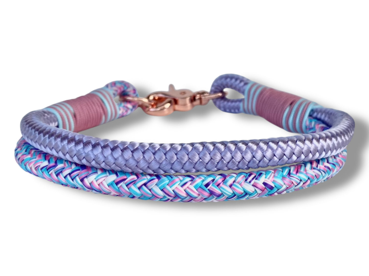 Handgefertigtes Tauset in Lila, Blau und Rosa mit rosefarbenem Karabiner Detail Halsband hinten