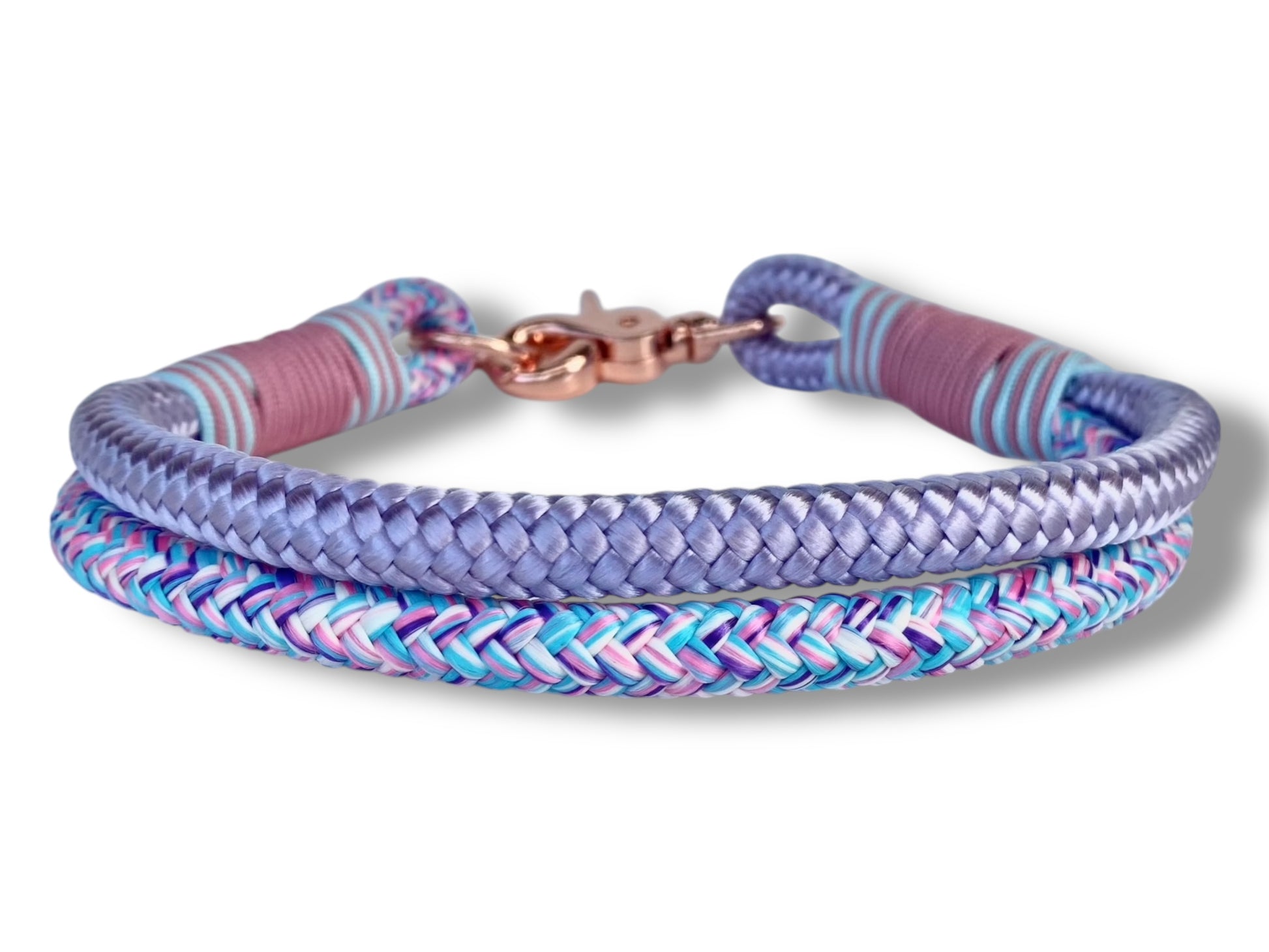 Handgefertigtes Tauset in Lila, Blau und Rosa mit rosefarbenem Karabiner Detail Halsband hinten