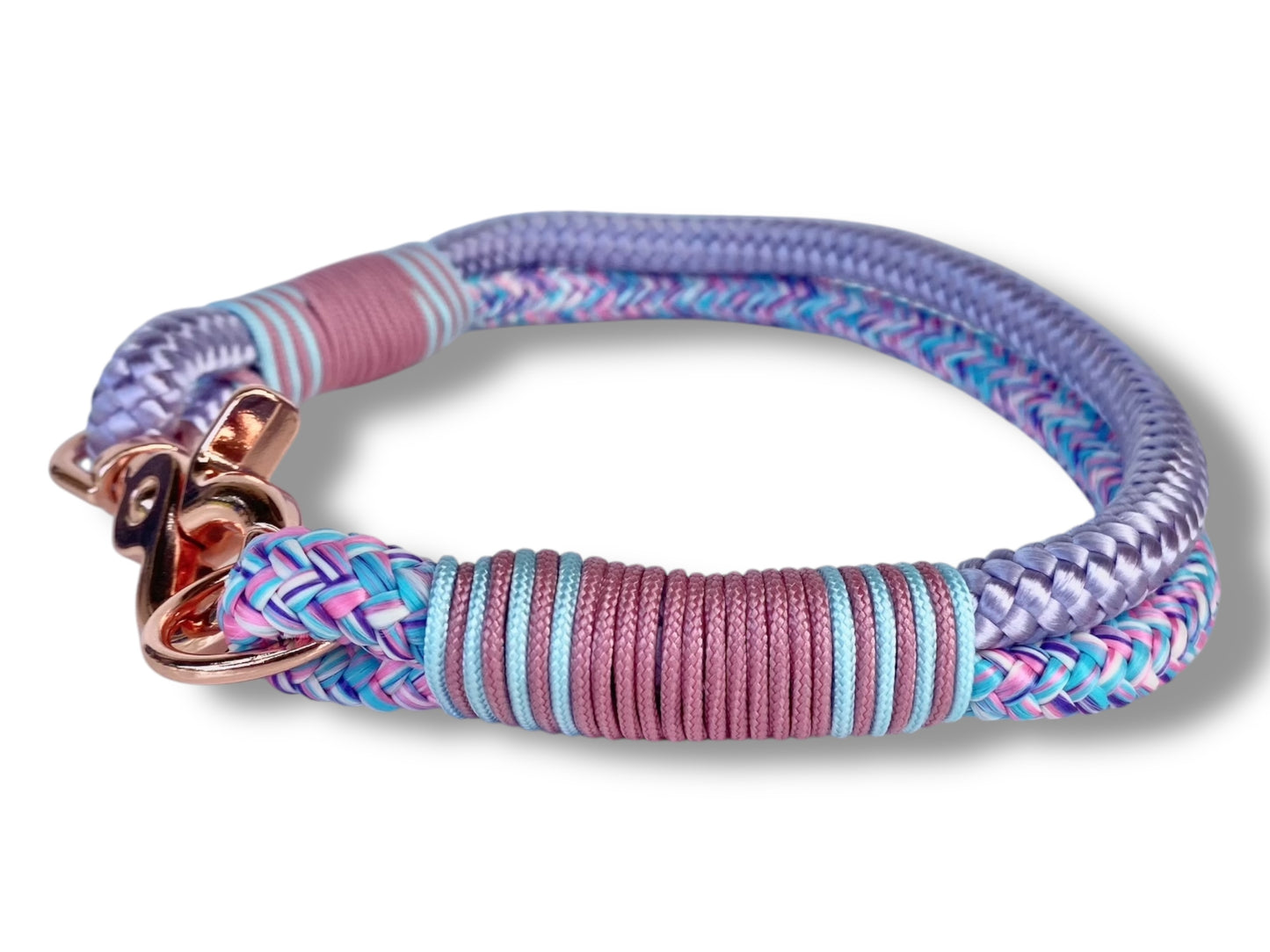 Handgefertigtes Tauset in Lila, Blau und Rosa mit rosefarbenem Karabiner Detail Halsband Seite