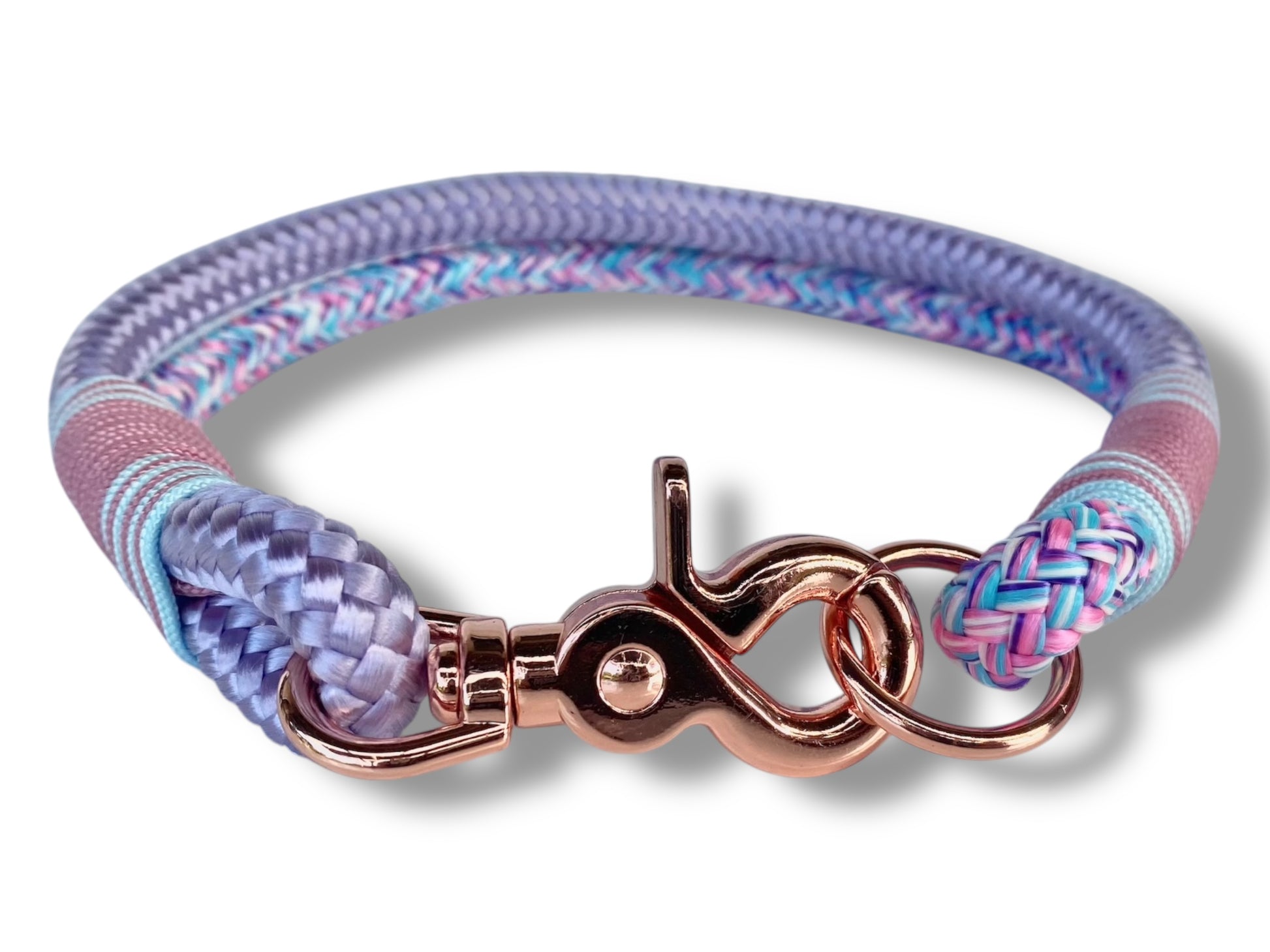 Handgefertigtes Tauset in Lila, Blau und Rosa mit rosefarbenem Karabiner Detail Halsband vorne