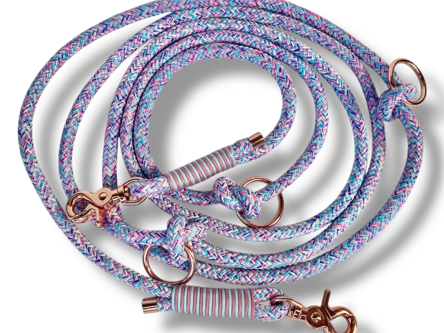 Handgefertigtes Tauset in Lila, Blau und Rosa mit rosefarbenem Karabiner Detail Leine