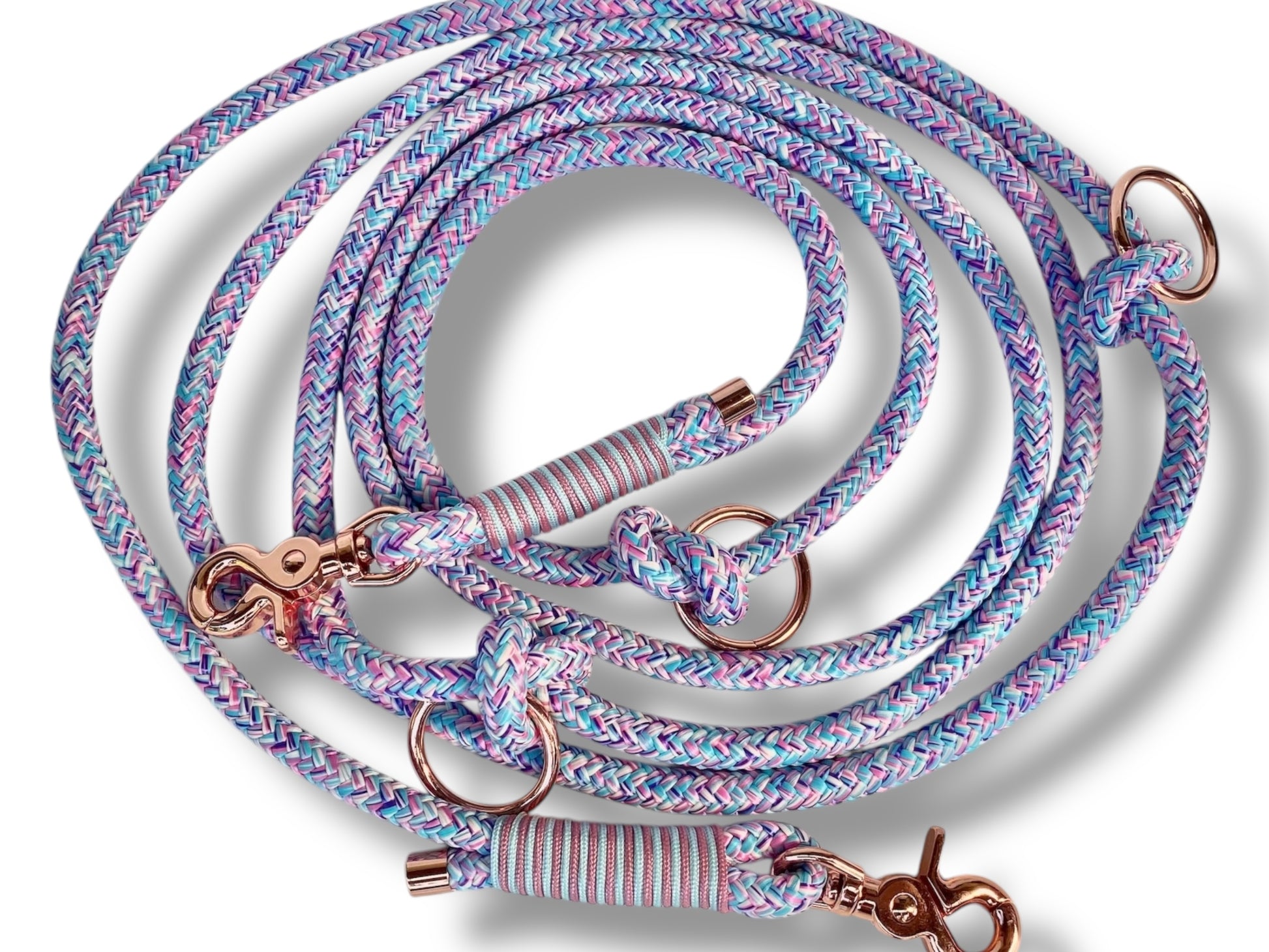 Handgefertigtes Tauset in Lila, Blau und Rosa mit rosefarbenem Karabiner Detail Leine