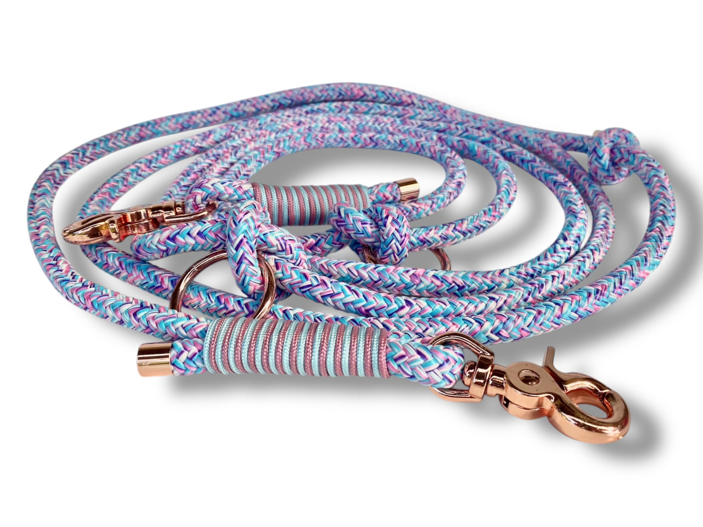 Handgefertigtes Tauset in Lila, Blau und Rosa mit rosefarbenem Karabiner Detail Takelung