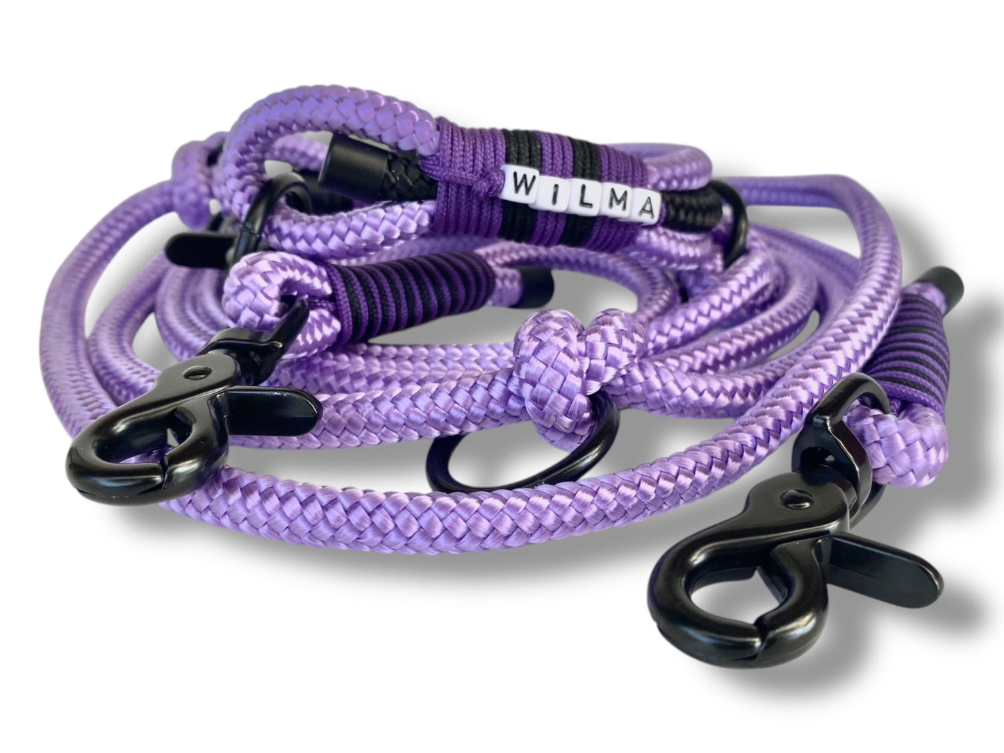 Handgefertigtes Tauset in Lila und Schwarz mit schwarzfarbenen Karabinern Gesamtansicht vorne