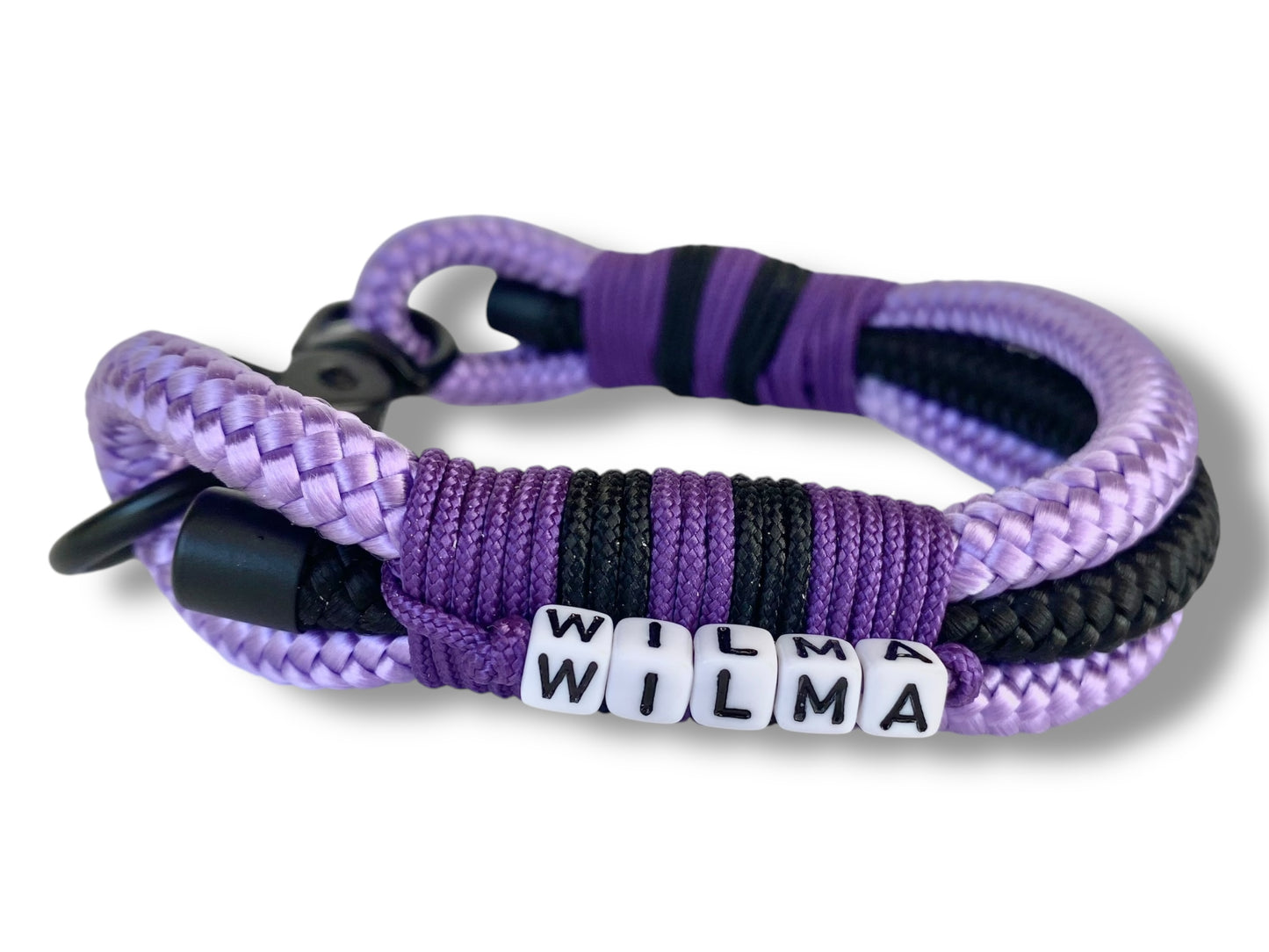 Handgefertigtes Tauset in Lila und Schwarz mit schwarzfarbenen Karabinern Detail Halsband Seite