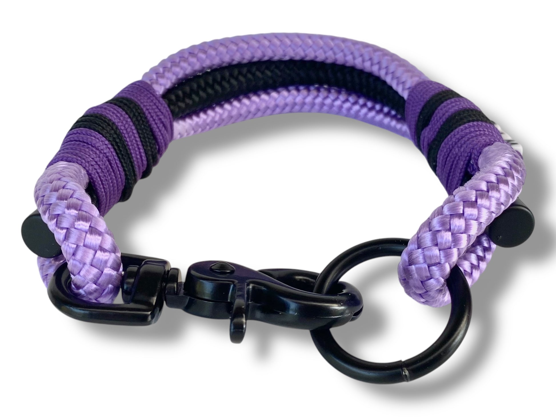 Handgefertigtes Tauset in Lila und Schwarz mit schwarzfarbenen Karabinern Detail Halsband vorne