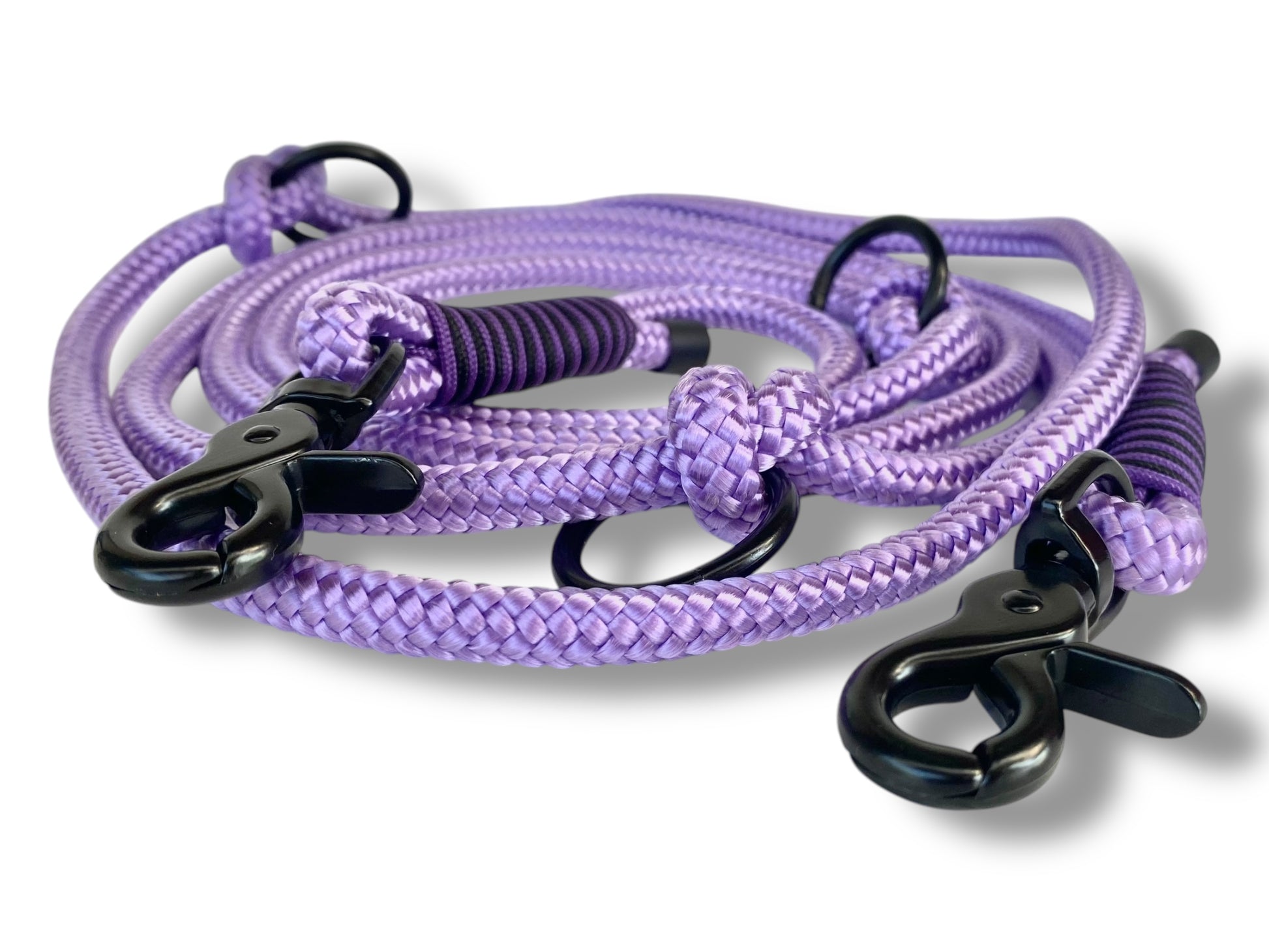 Handgefertigtes Tauset in Lila und Schwarz mit schwarzfarbenen Karabinern Detail Leine