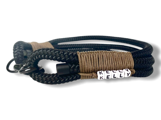 Handgefertigtes Tauset in Lila und Schwarz mit schwarzfarbenen Karabinern Gesamtansicht Halsband Seite