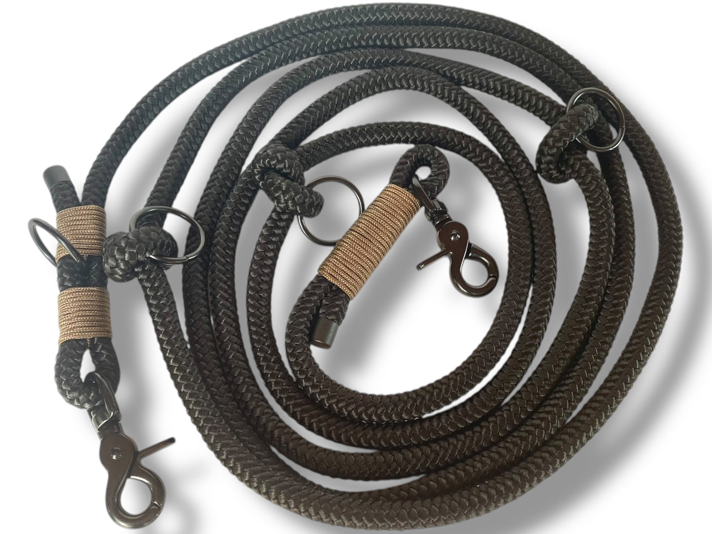 Handgefertigtes Tauset in Lila und Schwarz mit schwarzfarbenen Karabinern Gesamtansicht Leine