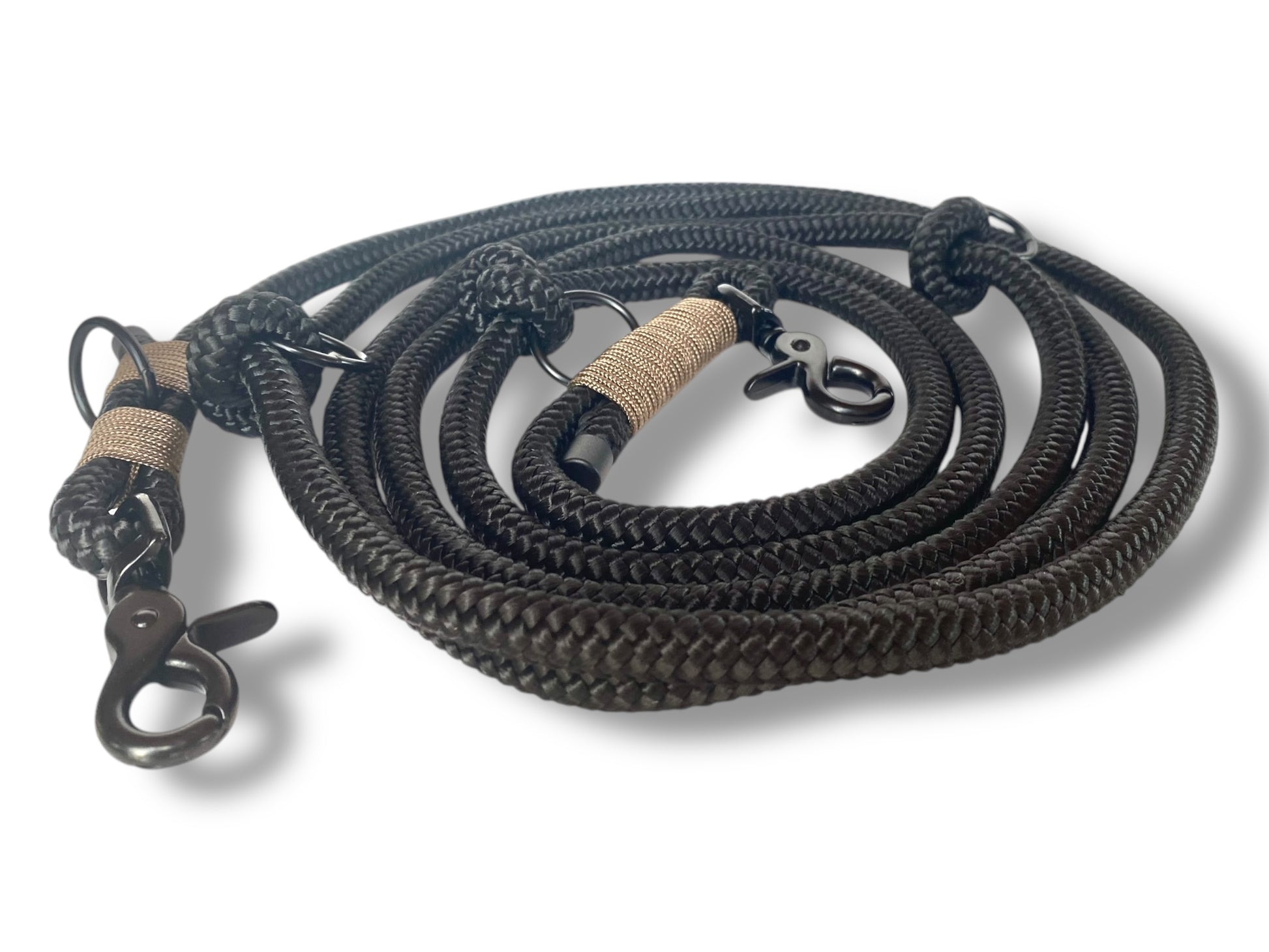 Handgefertigtes Tauset in Lila und Schwarz mit schwarzfarbenen Karabinern Gesamtansicht Leine detail